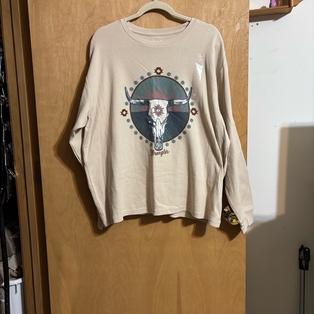 NWT Wrangler Beige Longhorn Graphic Crewneck Waffle shirt.